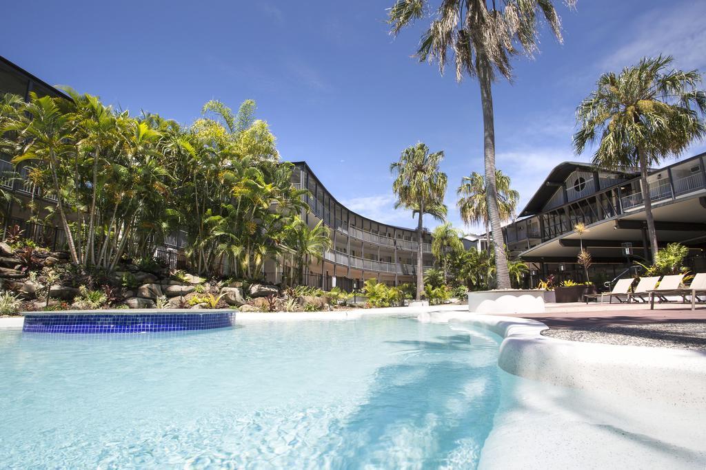 Mantra Club Croc Hotel Еърли Бийч Екстериор снимка